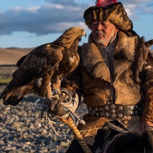 HUNTING WITH EAGLES 